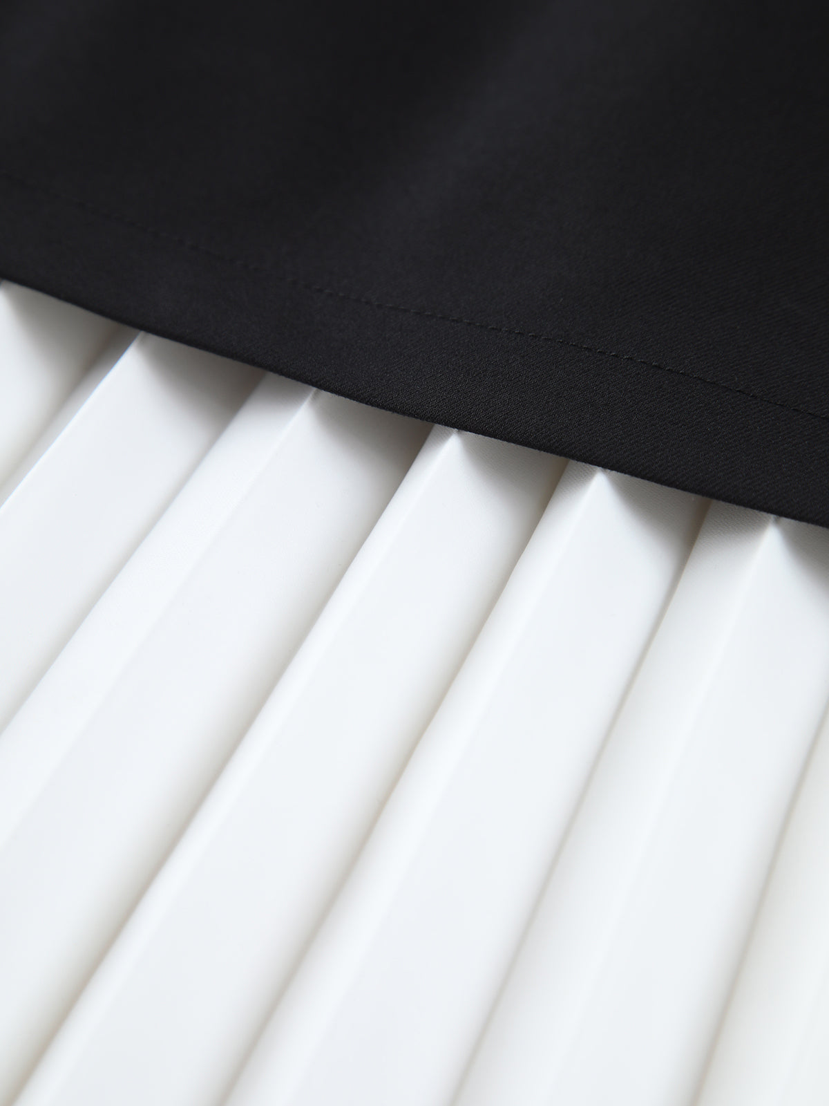 Black Two-Tone Pleated Midi Skirt – view 4